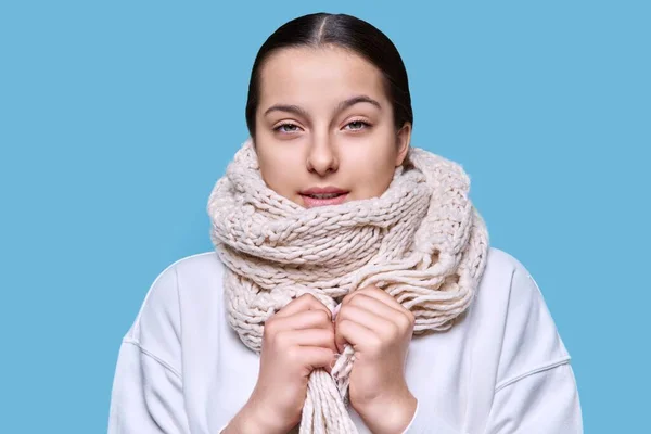 Retrato Cabeza Invierno Una Joven Mujer Con Bufanda Jersey Feliz —  Fotos de Stock