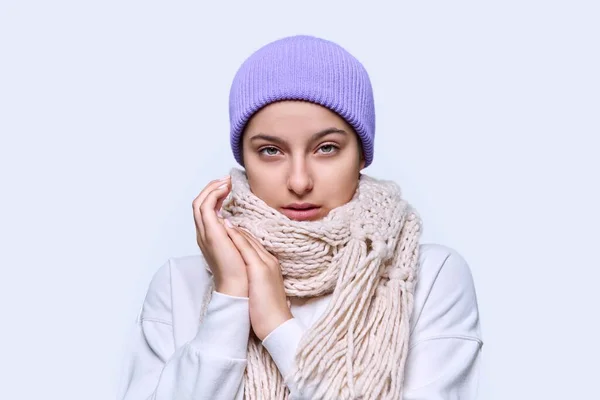 Inverno Headshot Retrato Jovem Fêmea Chapéu Suéter Cachecol Adorável Bela — Fotografia de Stock