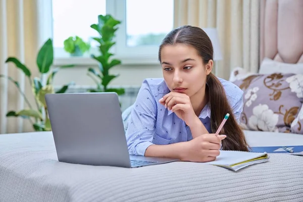 Giovane Studentessa Adolescente Trova Sul Letto Con Computer Portatile Studiando — Foto Stock