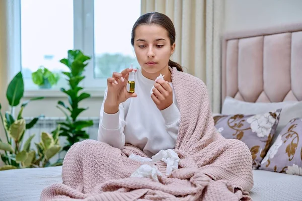 Joven Adolescente Sentada Cama Con Gotas Spray Nasal Estornudando Los — Foto de Stock