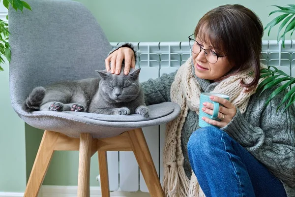 Cold Winter Season Woman Cat Heating Radiator Middle Aged Female — Foto Stock