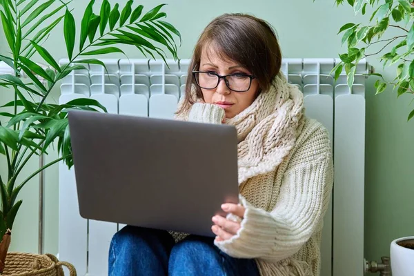 Mature Woman Warm Wool Sweater Scarf Using Laptop Sitting Heating — Foto de Stock