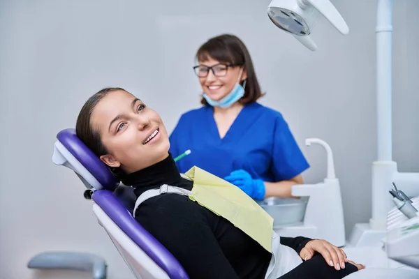 Портрет Молодой Пациентки Зубной Улыбкой Смотрящей Камеру Сидящую Стоматологическом Кресле — стоковое фото