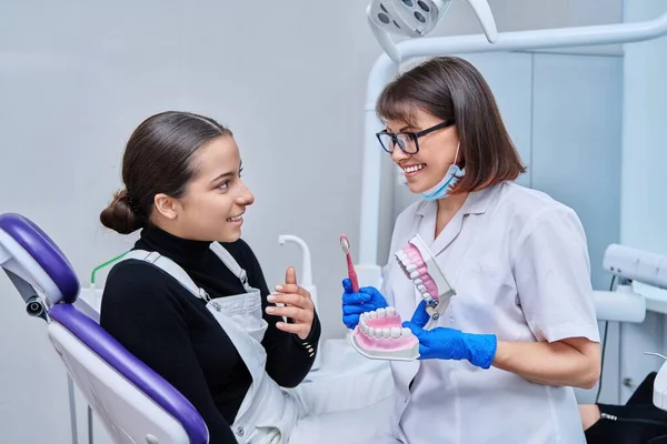 Mujer Adolescente Sentada Silla Dental Chequeo Del Dentista Doctora Con — Foto de Stock