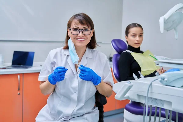 Retrato Del Dentista Femenino Mirando Cámara Con Una Joven Adolescente — Foto de Stock
