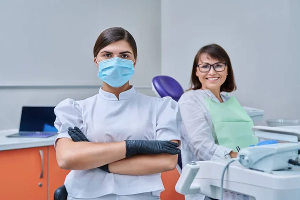 Retrato Una Joven Doctora Dentista Mirando Cámara Con Una Paciente — Foto de Stock