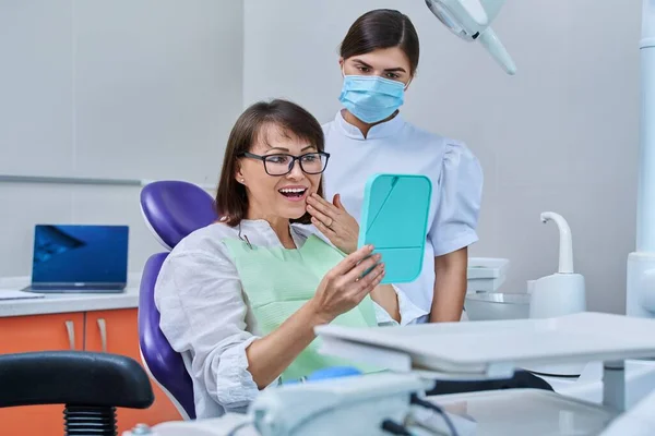 Mujer Mediana Edad Feliz Junto Con Dentista Paciente Sentado Silla — Foto de Stock