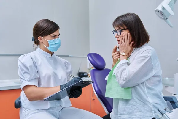 Dentista Paciente Mujer Clínica Dental Enfermera Doctora Escribiendo Consulta Portapapeles — Foto de Stock