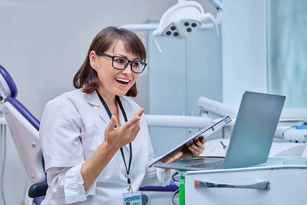 Médico Dentista Trabalhando Escritório Usando Área Transferência Laptop Fazendo Videoconferência — Fotografia de Stock