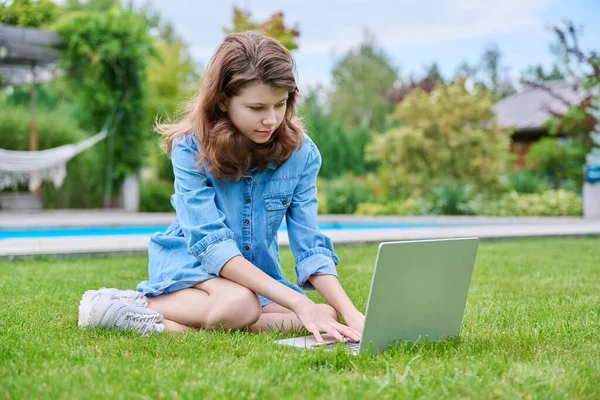 Preteen Κορίτσι Κάθεται Στην Αυλή Γκαζόν Χρησιμοποιώντας Φορητό Υπολογιστή Για — Φωτογραφία Αρχείου