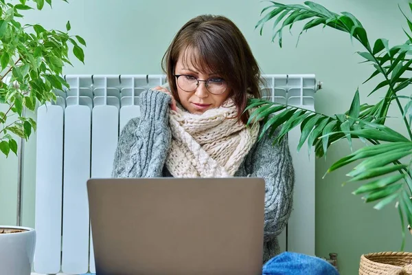 Mature Woman Warm Wool Sweater Scarf Using Laptop Sitting Heating — ストック写真