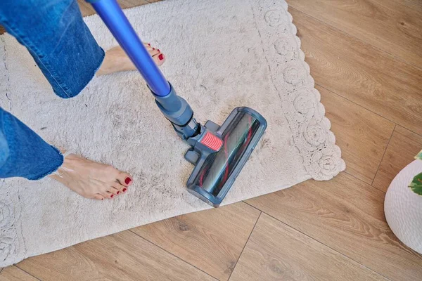 Nahaufnahme Der Beine Einer Staubsaugerbürste Auf Dem Teppich Reinigung Sauberkeit — Stockfoto