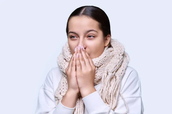 스웨터 스카프를 여성의 초상화 스튜디오 배경에 감정얼어붙은 — 스톡 사진