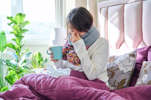 Mujer Enferma Casa Cama Bajo Manta Con Pañuelos Mujer Mediana — Foto de Stock