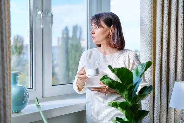 Frau Mittleren Alters Hause Fenster Mit Einer Tasse Kaffee Ernsthafte — Stockfoto