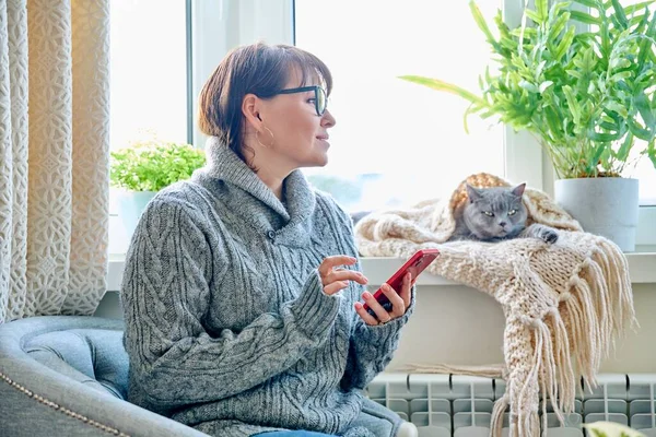 Vinter Hem Livsstil Medelålders Kvinna Varm Tröja Sitter Fåtölj Nära — Stockfoto