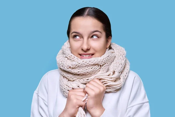 사진에는 스웨터를 여성의 모습이 그려져 스튜디오 배경을 응시하는 귀여운 소녀가 — 스톡 사진
