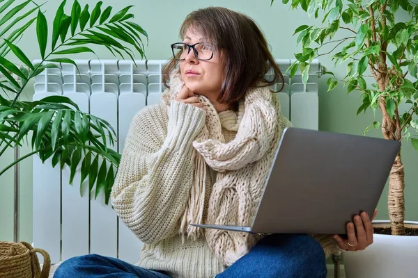 Mature Woman Warm Wool Sweater Scarf Using Laptop Sitting Heating — ストック写真