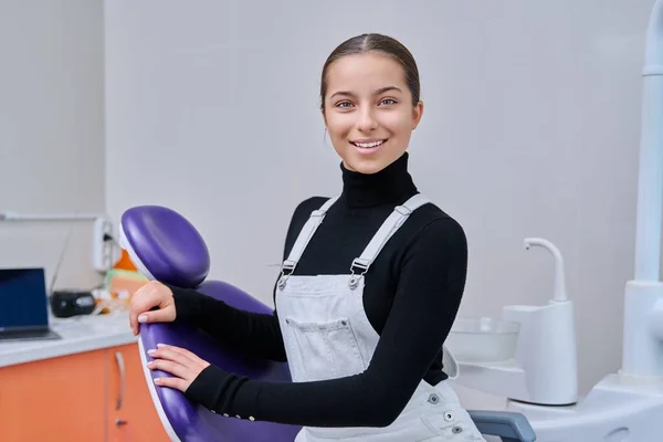 Portret Młodej Uśmiechniętej Nastolatki Krześle Dentystycznym Patrzącej Kamerę Nastoletnia Pacjentka — Zdjęcie stockowe