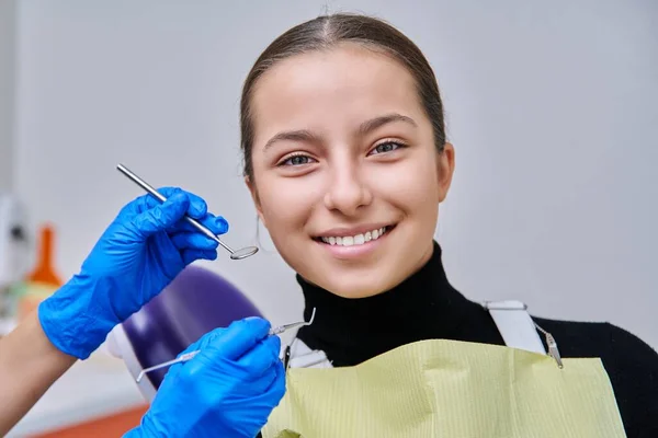 Retrato Una Joven Adolescente Silla Dental Con Manos Médico Con — Foto de Stock