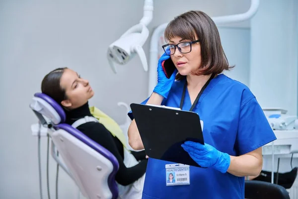 Врач Дантист Медсестра Офисе Разговаривает Телефону Стоматология Гигиена Лечение Медицина — стоковое фото