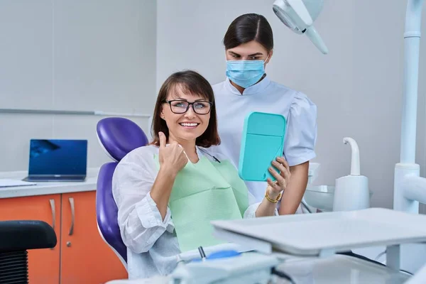 Mujer Mediana Edad Feliz Junto Con Dentista Paciente Sentado Silla — Foto de Stock