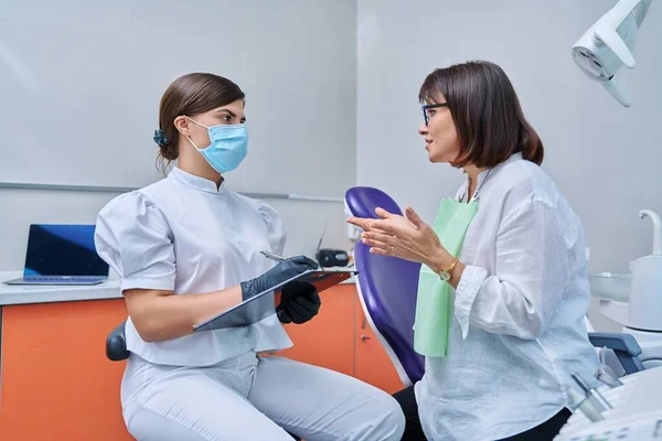 Dentista Paciente Mujer Clínica Dental Enfermera Doctora Escribiendo Consulta Portapapeles — Foto de Stock