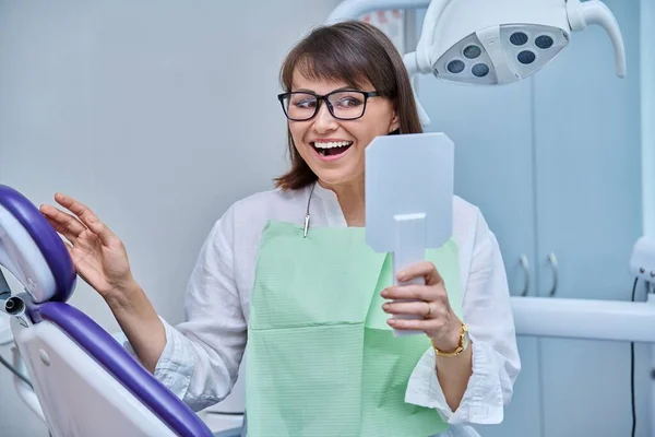 Paziente Mezza Età Studio Odontoiatrico Che Guarda Allo Specchio Denti — Foto Stock