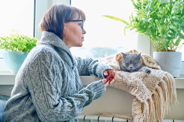 Estilo Vida Casa Inverno Mulher Meia Idade Suéter Quente Sentado — Fotografia de Stock