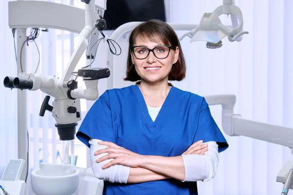 面带微笑的成熟女牙医在办公室看着相机的画像 一个戴眼镜的中年医生牙科学 口腔医学概念 — 图库照片