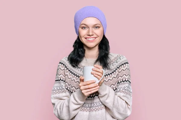 Jovem Sorridente Suéter Inverno Quente Chapéu Malha Com Caneca Nas — Fotografia de Stock