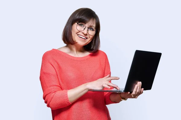 Porträtt Medelålders Leende Kvinna Med Laptop Händerna Tittar Kameran Ljus — Stockfoto