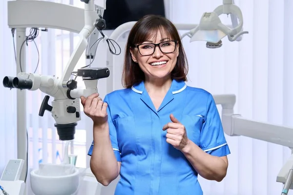 牙科护士面带微笑的形象 积极的说话姿势 看着相机女性 牙科诊所设备背景 牙科学 口腔医学概念 — 图库照片