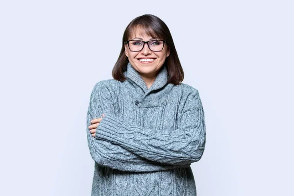 Retrato Mulher Sorridente Meia Idade Confiante Olhando Para Câmera Fundo — Fotografia de Stock