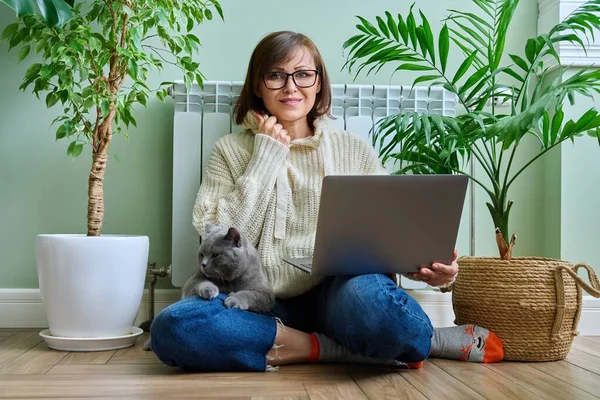 Middle Aged Woman Warm Clothes Cat Using Laptop Female Warming — ストック写真