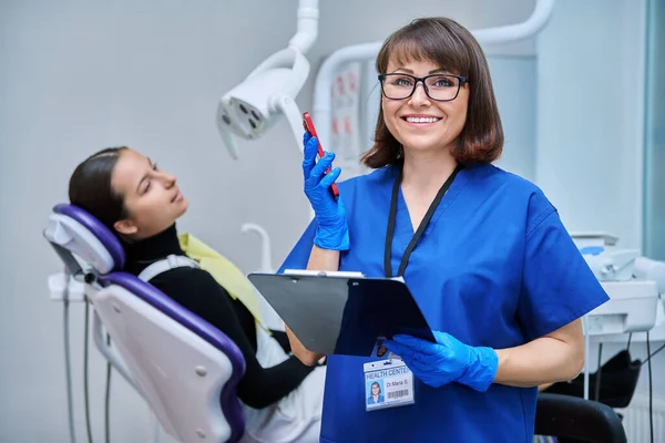 Улыбающаяся Женщина Дантист Врач Медсестра Планшетным Телефоном Смотрящая Камеру Стоматологическом — стоковое фото
