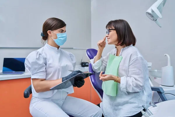 Dentist Woman Patient Dental Clinic Doctor Nurse Writing Clipboard Consulting — Stock Photo, Image