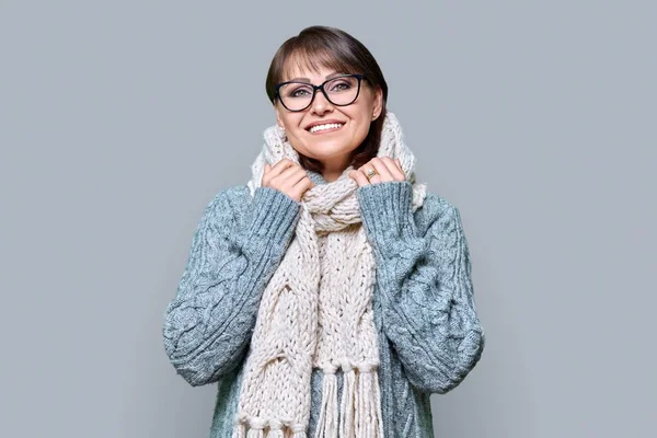 Retrato Inverno Bela Mulher Madura Roupas Malha Quente Fundo Estúdio — Fotografia de Stock