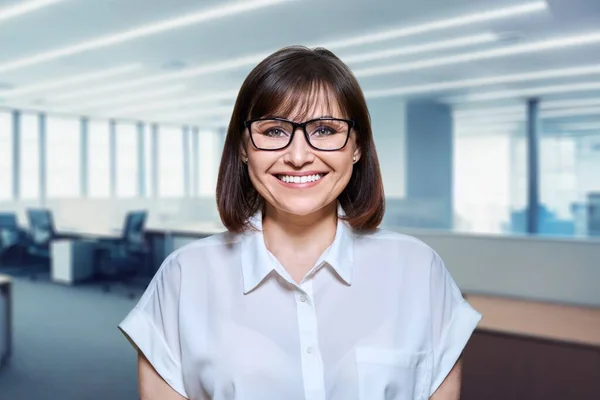 Portrait Mature Business Woman Looking Camera Modern Office Interior Positive — Stock Photo, Image