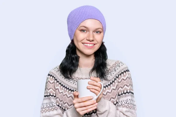 Mulher Jovem Sorridente Suéter Inverno Quente Tricotado Chapéu Com Caneca — Fotografia de Stock