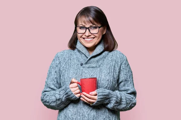 Winter Portret Van Gelukkig Volwassen Vrouw Trui Met Mok Roze — Stockfoto