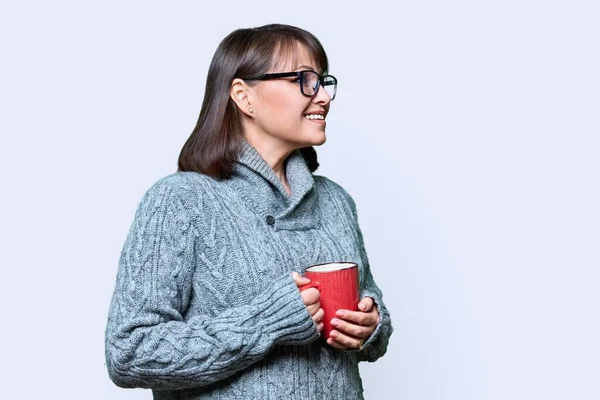 Retrato Invierno Mujer Madura Feliz Suéter Con Taza Fondo Del —  Fotos de Stock