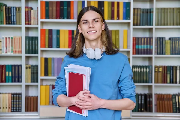 Porträt Eines Jugendlichen Studenten Der Der Bibliothek Die Kamera Blickt — Stockfoto