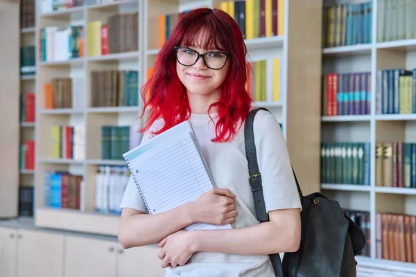 Porträt Einer Jugendlichen Studentin Die Der Bibliothek Die Kamera Blickt — Stockfoto