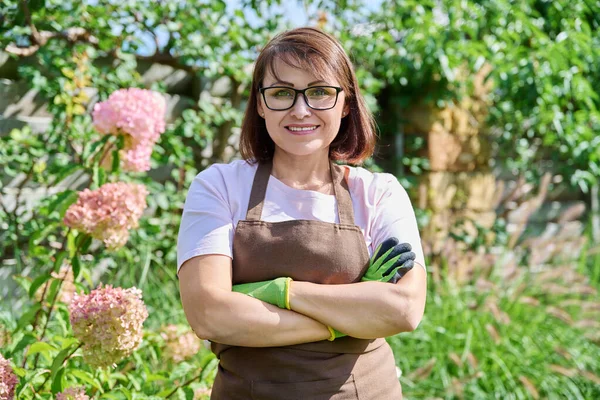 Portrait Extérieur Jardinière Souriante Regardant Caméra Dans Cour Arrière Femme — Photo