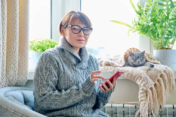 Winter Home Lifestyle Vrouw Van Middelbare Leeftijd Warme Trui Zittend — Stockfoto