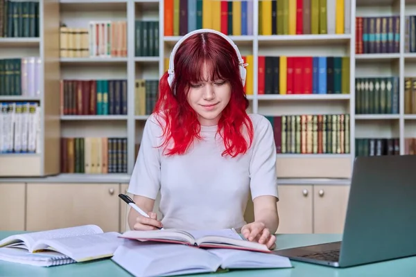 Estudiante Adolescente Que Estudia Biblioteca Chica Los Auriculares Con Ordenador —  Fotos de Stock