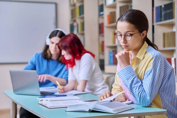 Des Lycéens Qui Étudient Bibliothèque Une Adolescente Point Mire Groupe — Photo