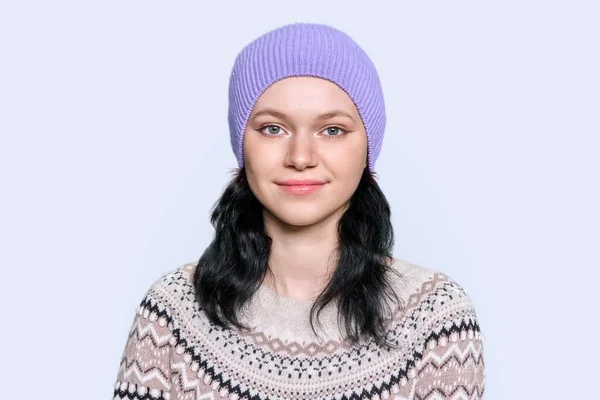 Porträtt Ung Kvinna Tittar Kameran Vinter Tröja Hatt Ljus Studio — Stockfoto