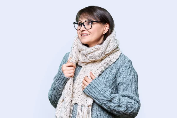 穿着温暖的针织羊毛衫的漂亮的成熟女人的冬季肖像在轻工作室的背景 迷人的中年女性把目光移开 寒冷季节 40多岁的人的观念 — 图库照片
